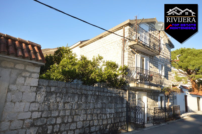 Steinhaus am Wasser in Bijela, Herceg Novi
