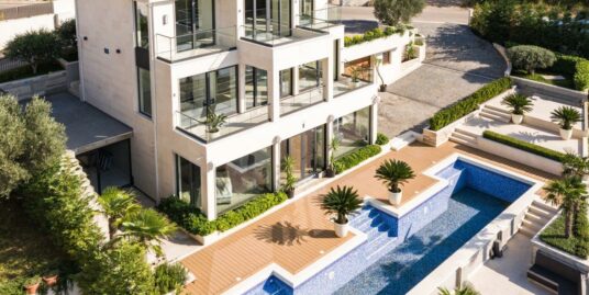 For sale luxury villa in Blizikuce Budva