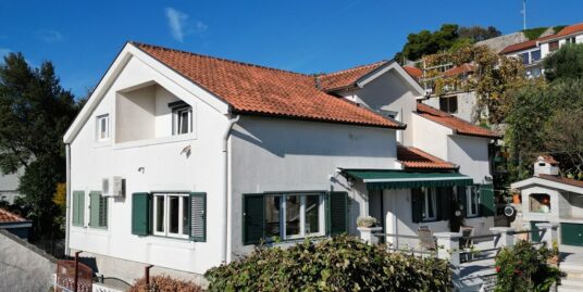 Family house with an excellent sea view in Herceg Novi