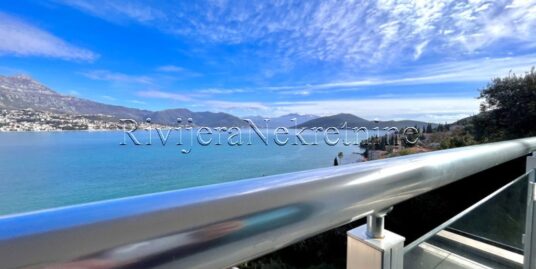 Luxurious furnished apartment with panoramic sea view Njivice
