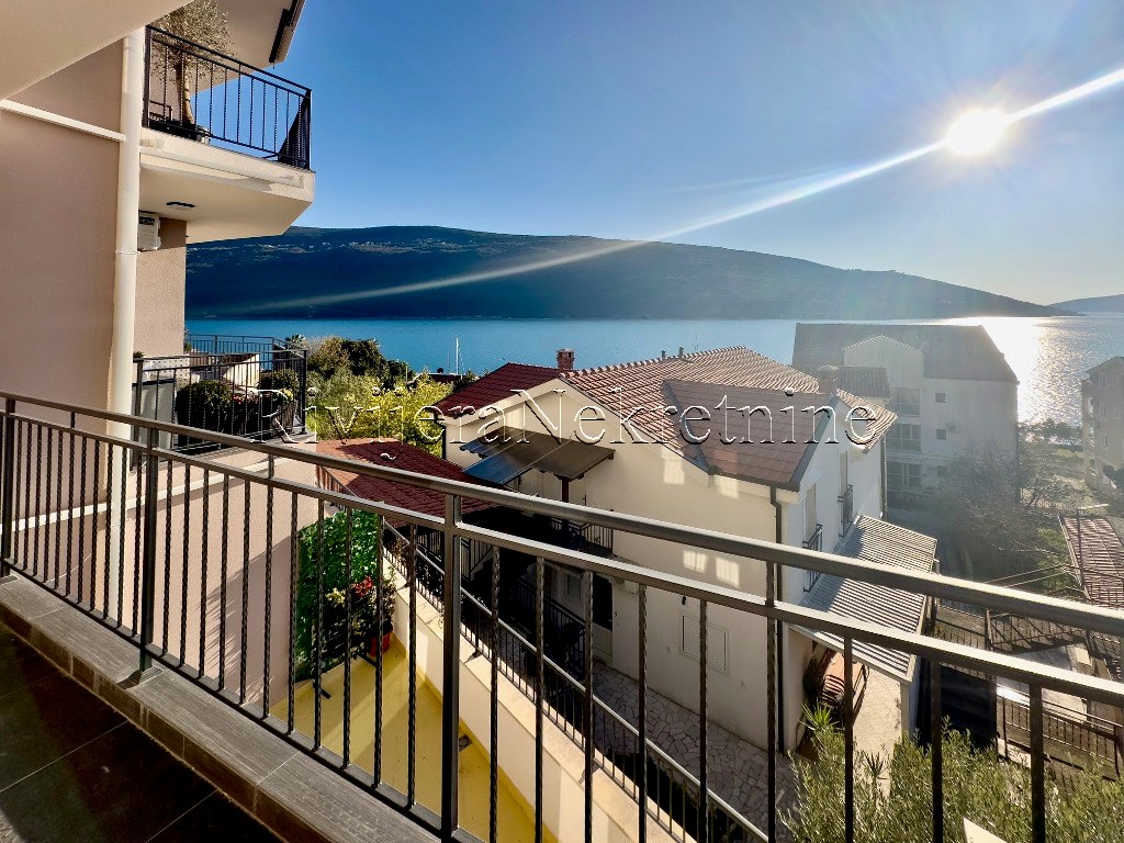 For sale one-bedroom apartment with a sea view in Kumbor