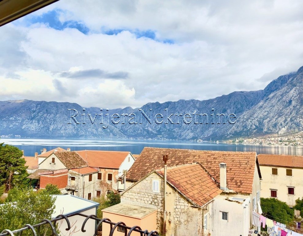 Na prodaju namjesten dvosoban stan Prcanj Kotor