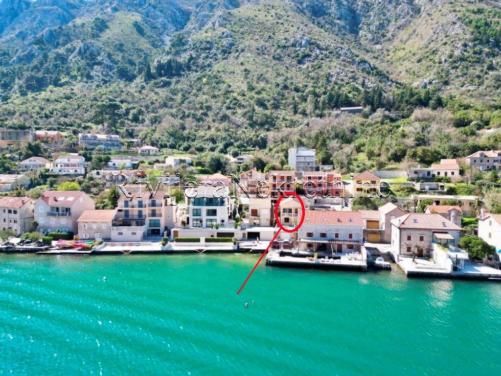 Na prodaju porodicna kuca u prvom redu uz more Kotor