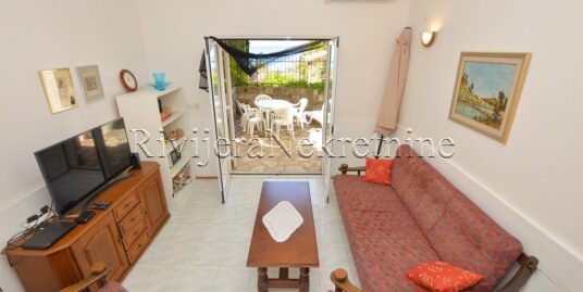 Two-bedroom apartment with its yard on the very shore of the sea