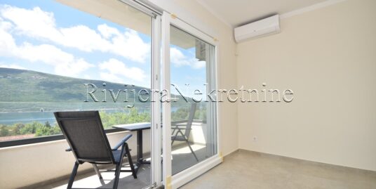 New one-bedroom apartment with a great sea view Kumbor