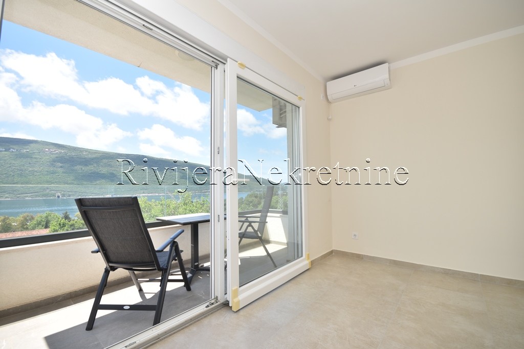 New one-bedroom apartment with a great sea view Kumbor