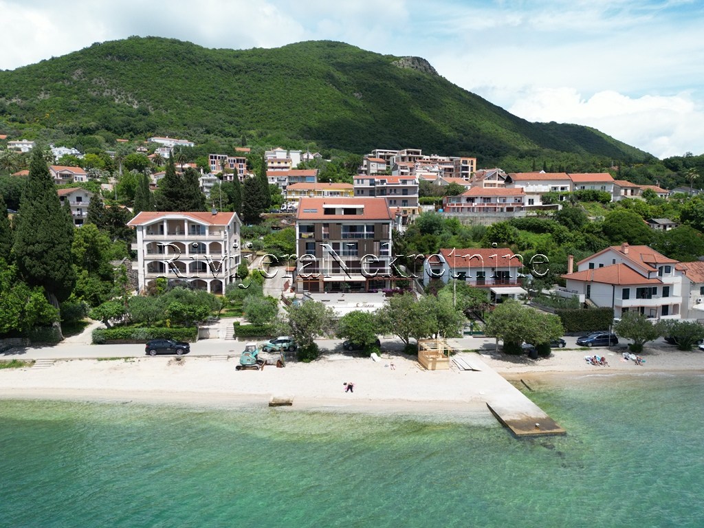 Zwei-Zimmer-Wohnung in erster Meeresreihe in Herceg Novi