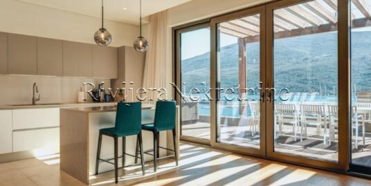 For sale four-bedroom apartment right on the seafront in Herce