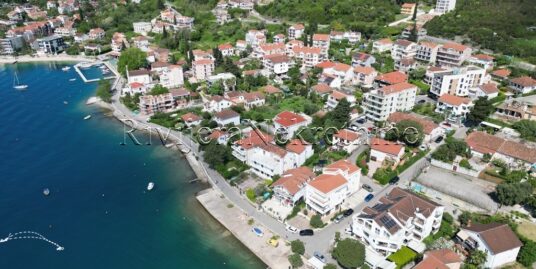 Three-bedroom apartment with a yard on the seashore Herceg Novi