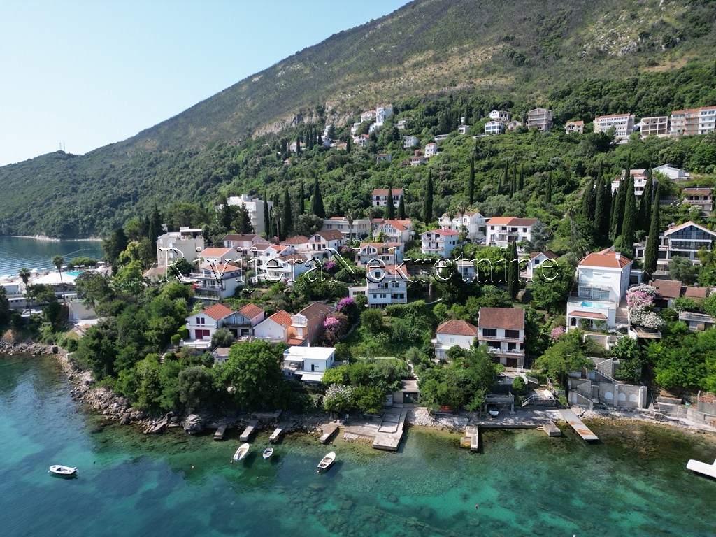 Dreistöckiges Doppelhaus an der Küste von Njivice Herceg Novi