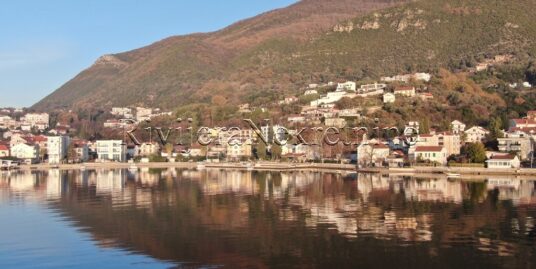 Two-bedroom apartment on the waterfront Djenovic