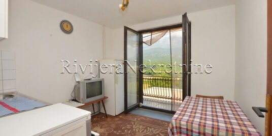 Affordable two-bedroom apartment with garage Sutorina Herceg