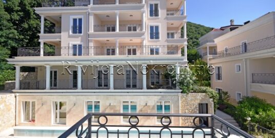 Three-bedroom apartment with sea view in the exclusive settlement