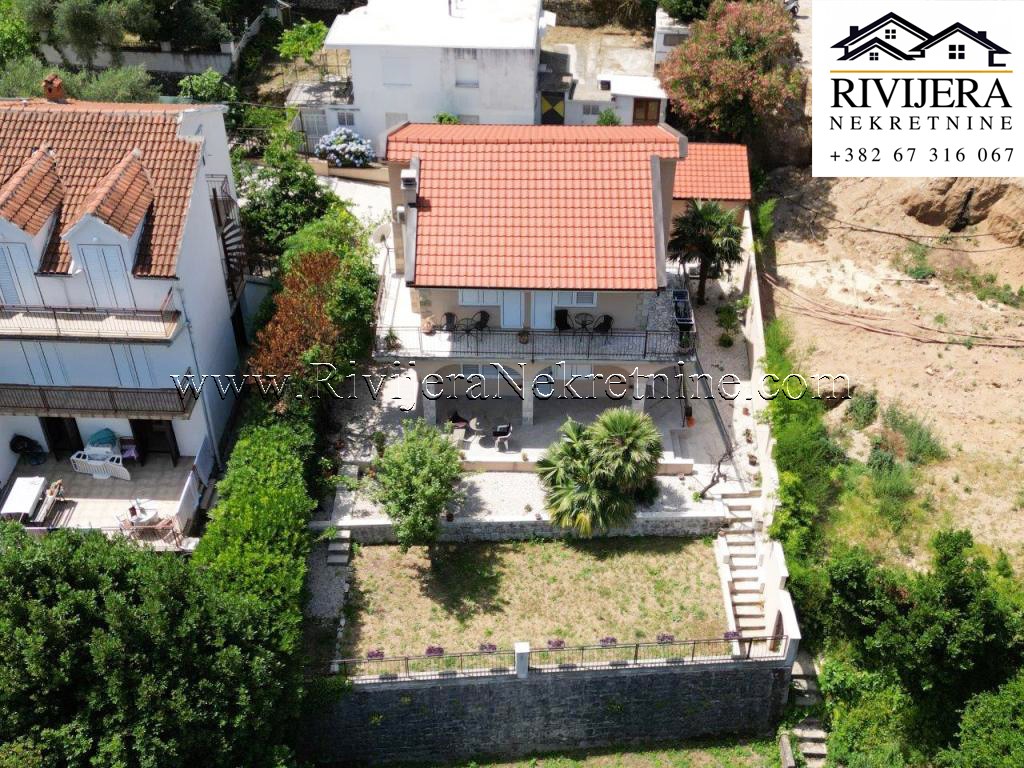 Na prodaju prelijepa porodicna kuca Prcanj Kotor