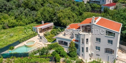 Exclusive family house with a swimming pool in Tivat