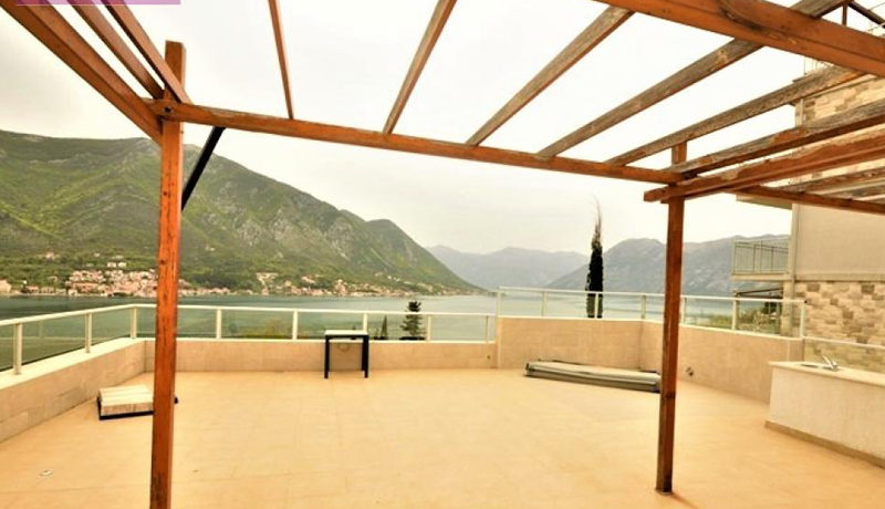 Wohnung mit einer großen Terrasse Dobrota, Kotor-Top Immobilien Montenegro