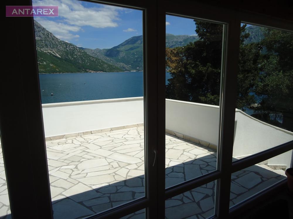 Vila na obali Kostanjica, Kotor