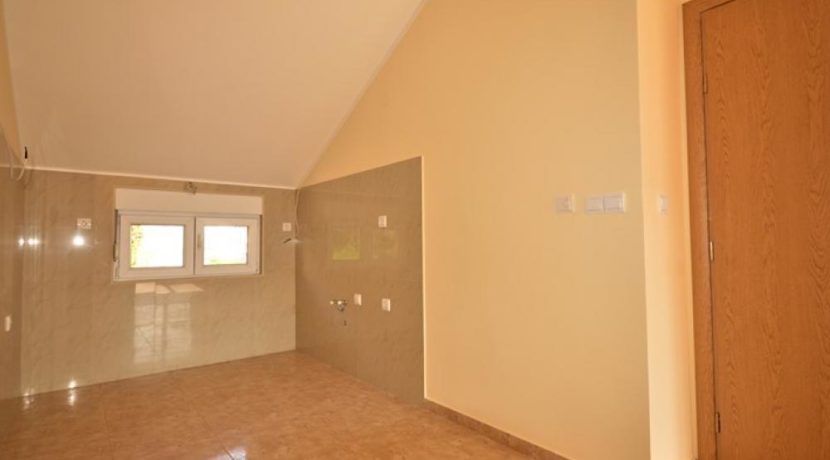 unmöblierte_ein_zimmer_wohnung_igalo_herceg_novi_top_immobilien_montenegro.jpg