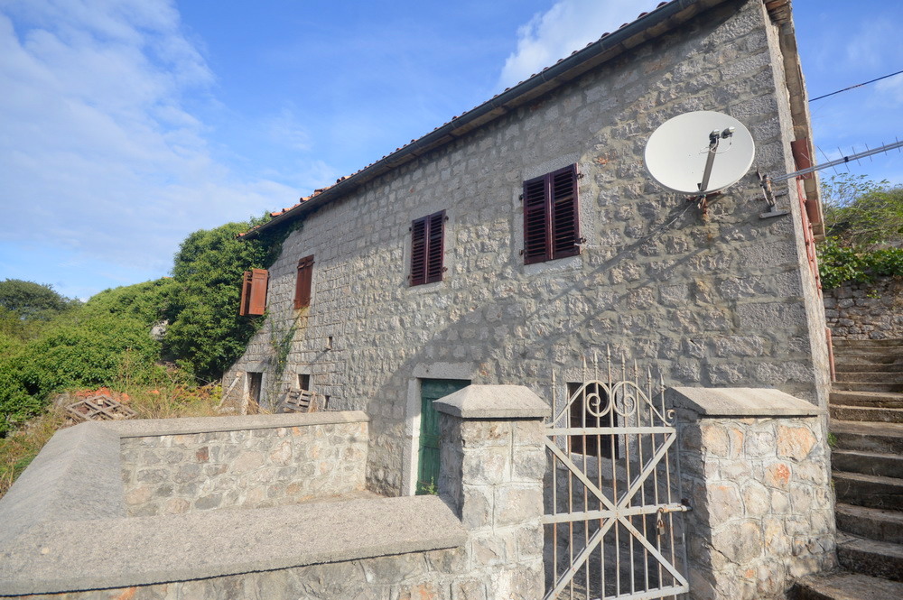 Na Prodaju Dvojna kamena Kuća Zagora, Kotor
