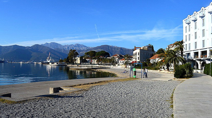 Trosoban Stan sa pogledom na more Centar, Tivat-Top Nekretnine Crna Gora