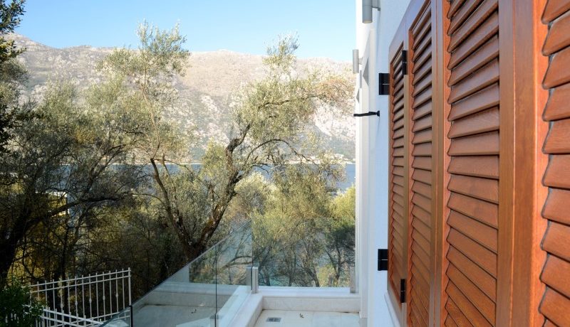 Vila na obali mora Stoliv, Kotor-Top Nekretnine Crna Gora