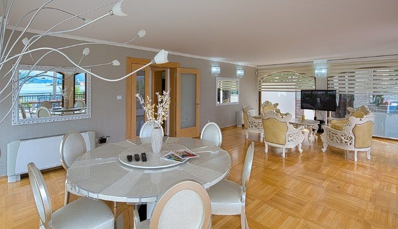 Funktionelle Villa mit Pool, Tivat-Top Immobilien Montenegro