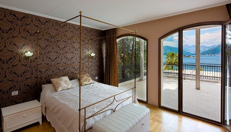 Neue Villa an der ersten Meereslinie, Tivat-Top Immobilien Montenegro