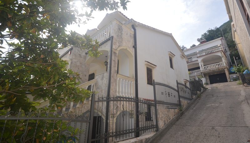 Vila na prvoj liniji Stoliv, Kotor-Top Nekretnine Crna Gora