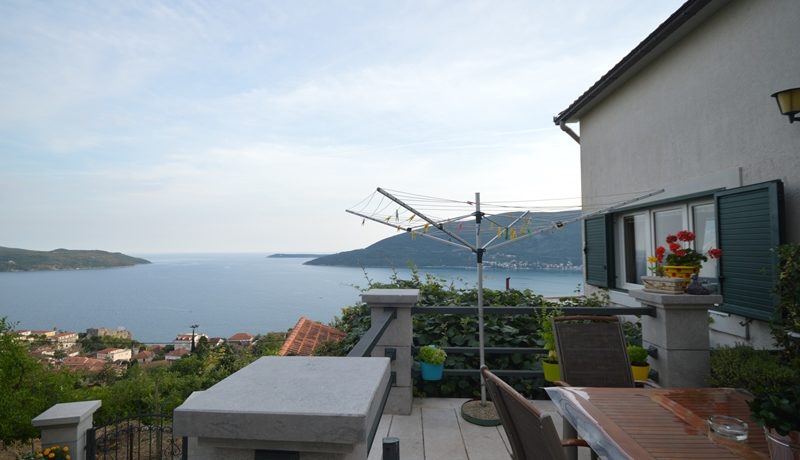 Prostrana kuća sa prekrasnim pogledom na more Herceg Novi-Top Nekretnine Crna Gora