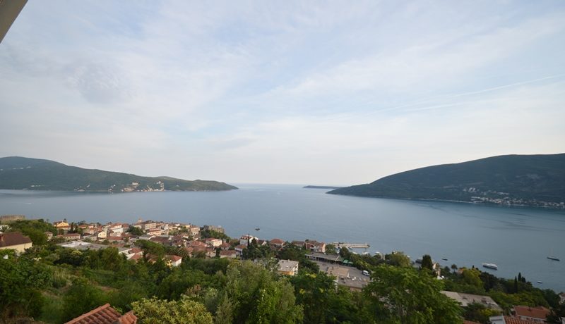 Просторный дом с прекрасным видом на море Герцег Нови-Топ недвижимости Черногории