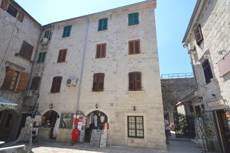 Predivna kamena palata Stari grad, Kotor