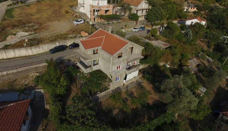 Kuća sa velikim dvorištem Češljar, Tivat-Top Nekretnine Crna Gora