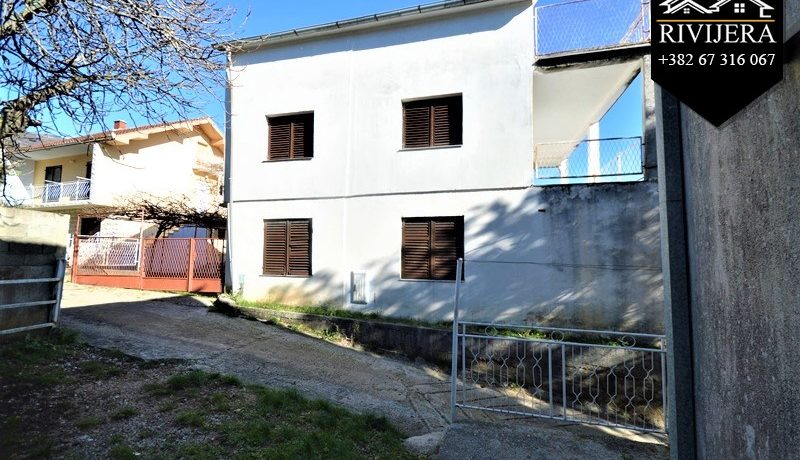 Günstig gelegenes Haus Baosici, Herceg Novi-Top Immobilien Montenegro