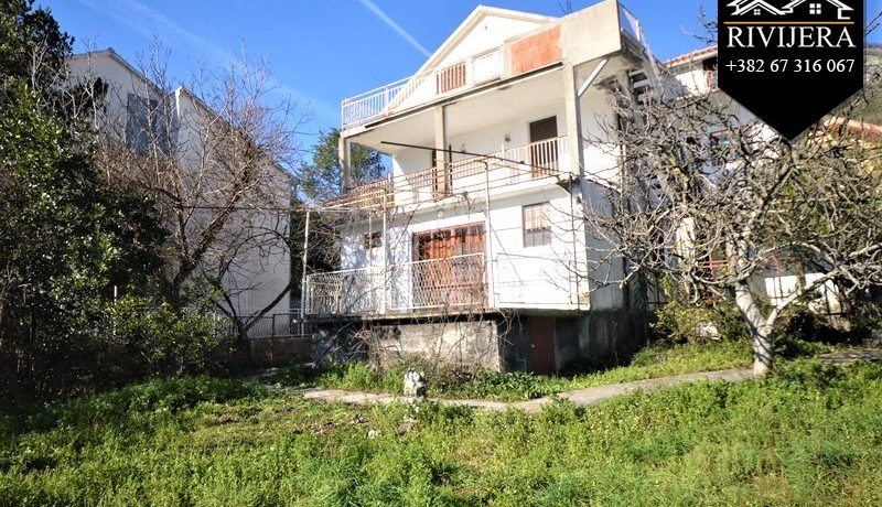 House wit a large yard Baosici, Herceg Novi-Top Estate Montenegro