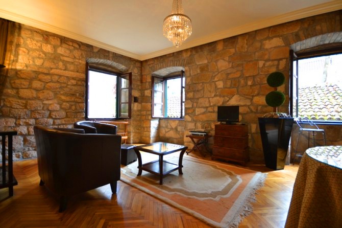 Впечатляющая двухкомнатная квартира Котор-Топ недвижимости Черногории