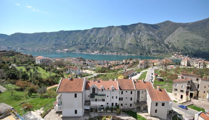 Продаётся солнечная квартира с двумя спальнями Доброта, Котор-Топ недвижимости Черногории