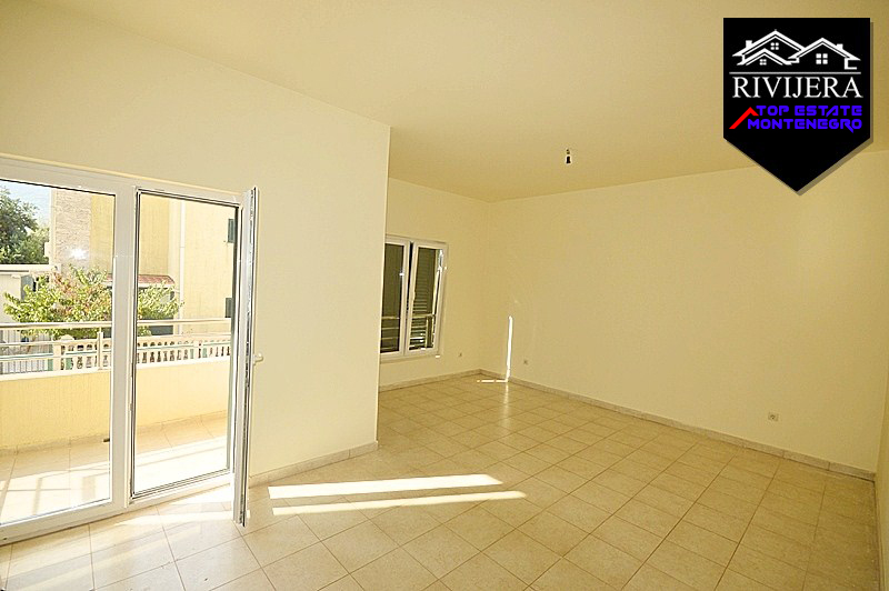 Unfurnished flat near sea Djenovici