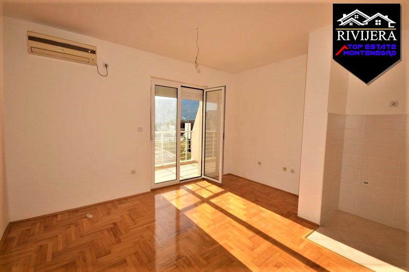 New unfurnished apartment with sea view Igalo