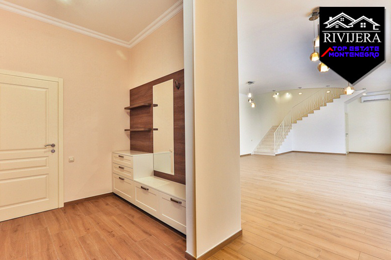 Ideal family villa in a quiet location, Tivat-Top Estate Montenegro