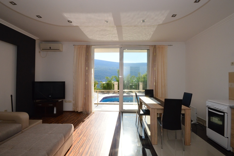Lijep stan u prizemlju u kompleksu sa zajednickim bazenom Đenovići, Herceg Novi-Top Nekretnine Crna Gora