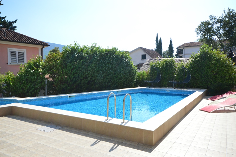 Flat in a small complex with pool Djenovici