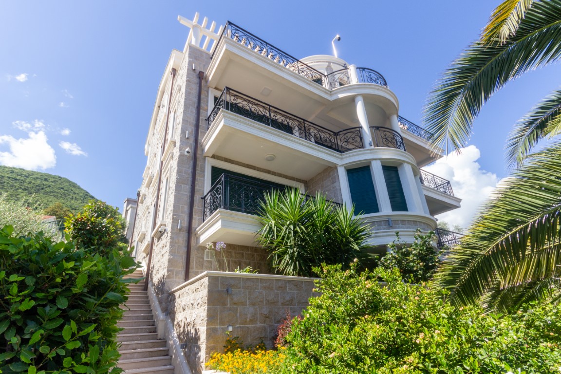 Hochwertige Villa am Meer in der Nähe von Herceg Novi mit spektakulärer Aussicht