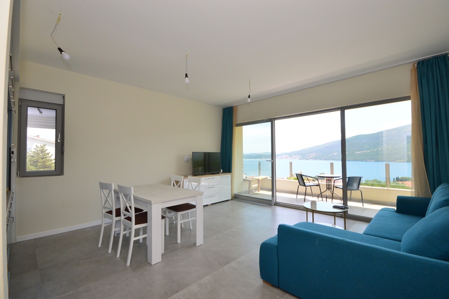 Elegant apartment with sea view in Djenovici