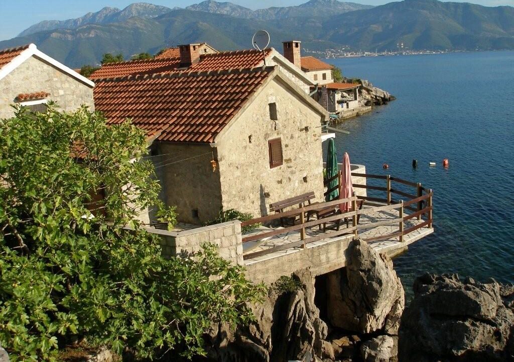 rn2368-charming-stone-house-kakrc