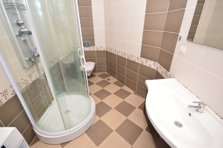 rn2371-comfortable-apartment-bathroom