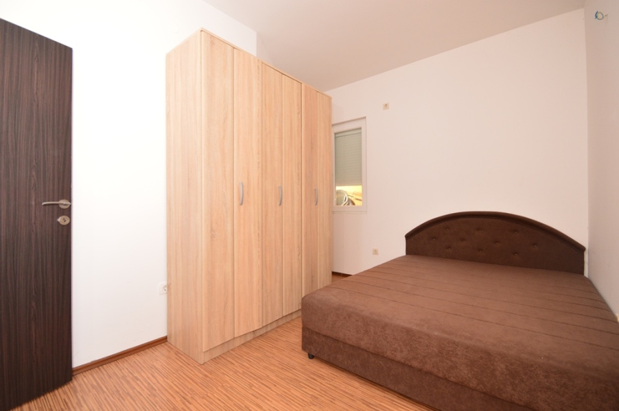 rn2371-comfortable-apartment-bedroom-1
