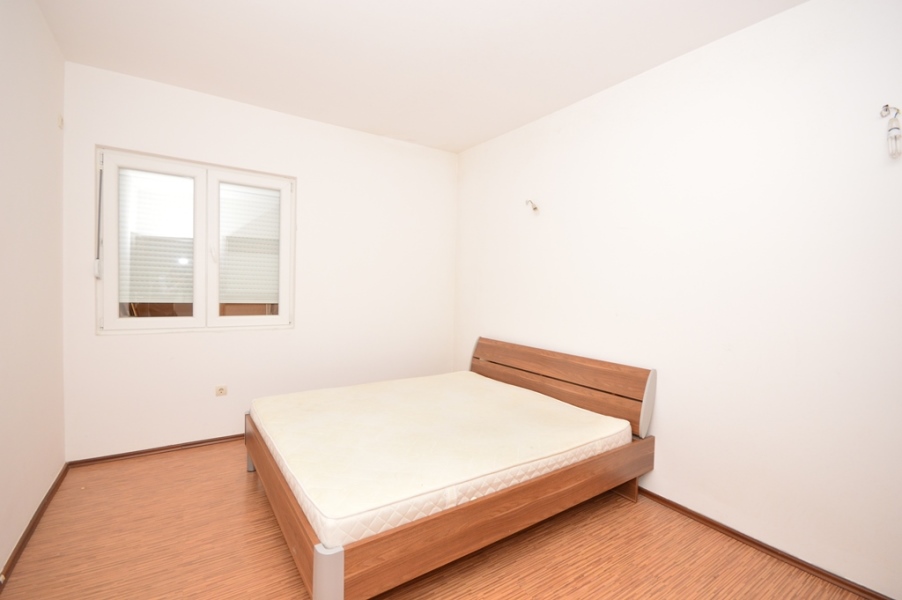 rn2371-comfortable-apartment-bedroom-2