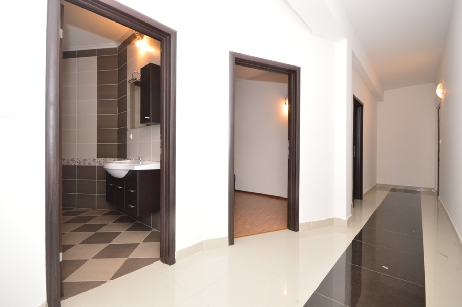 rn2371-comfortable-apartment-hallway