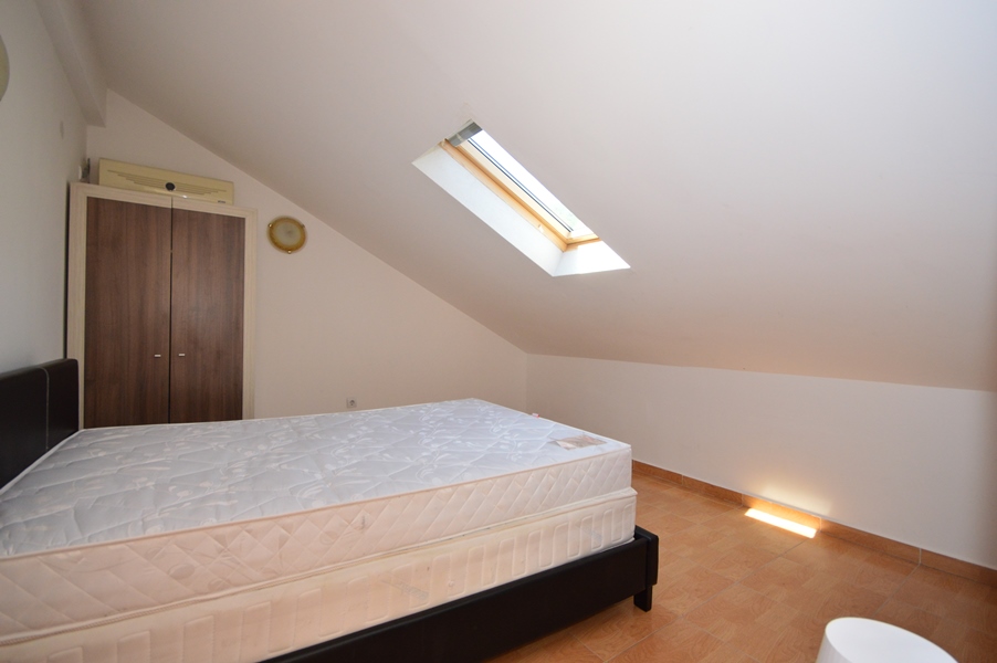 rn2372-newly-built-duplex-bedroom-3