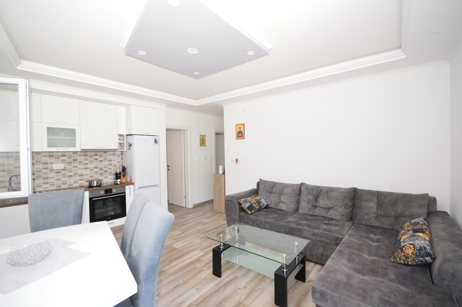 rn2373-apartment-in-quiet-complex-living-room-6